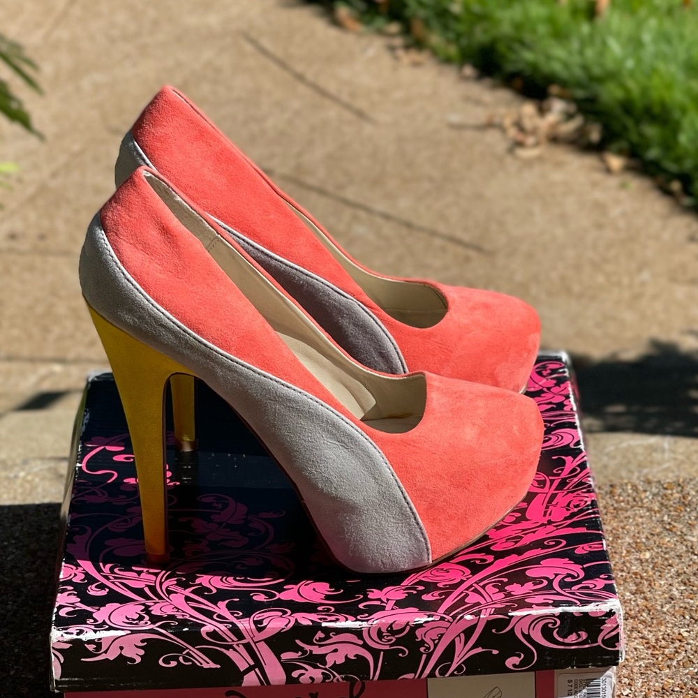 Qupid Penelope 44X Coral Curvy Color Block Platform Pumps